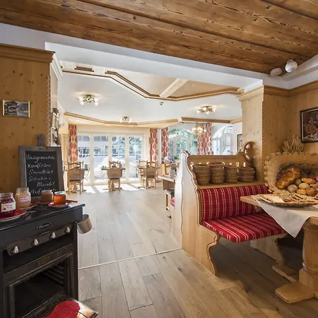 ホテル Chesa Valese By Sisters 4*