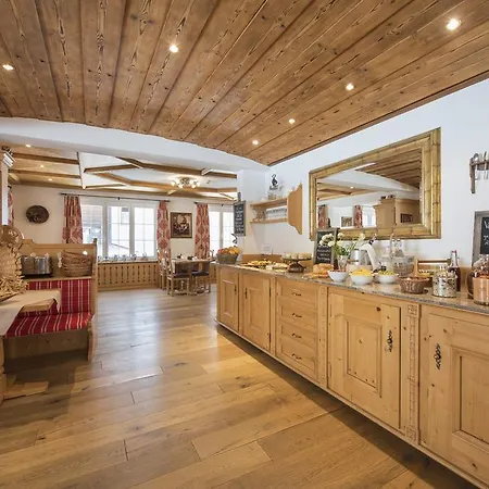 ホテル Chesa Valese By Sisters 4*