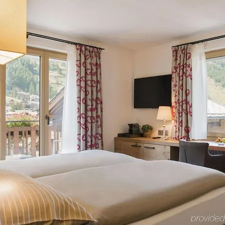 Hotel Chesa Valese 4*